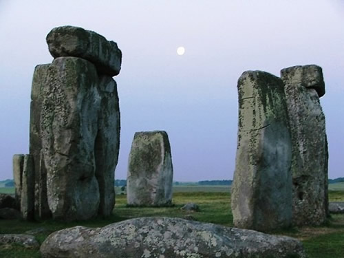 Stonehenge, moon and trilithon